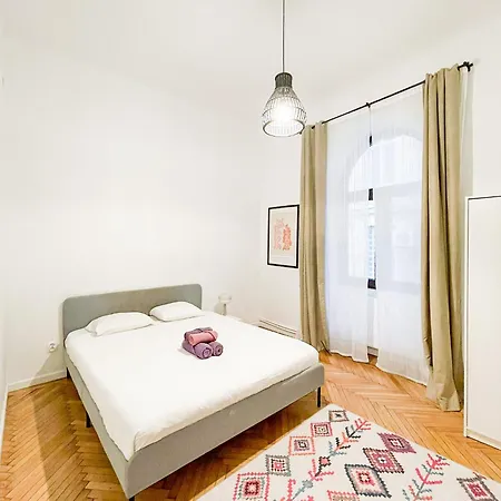 3-bedroom Apartment, Universitate Square, Center * 布加勒斯特
