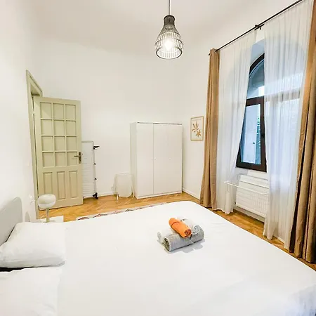 3-bedroom Apartment, Universitate Square, Center * 布加勒斯特