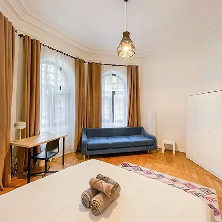 3-bedroom Apartment, Universitate Square, Center 公寓 *